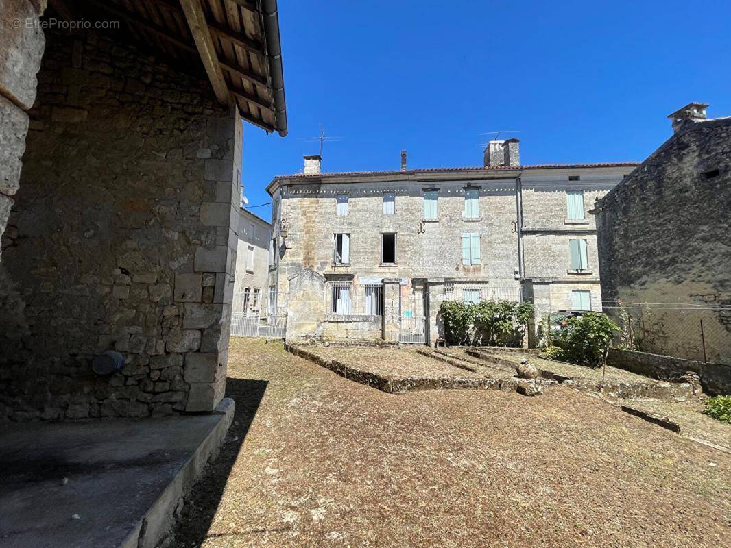 Maison à LA TOUR-BLANCHE