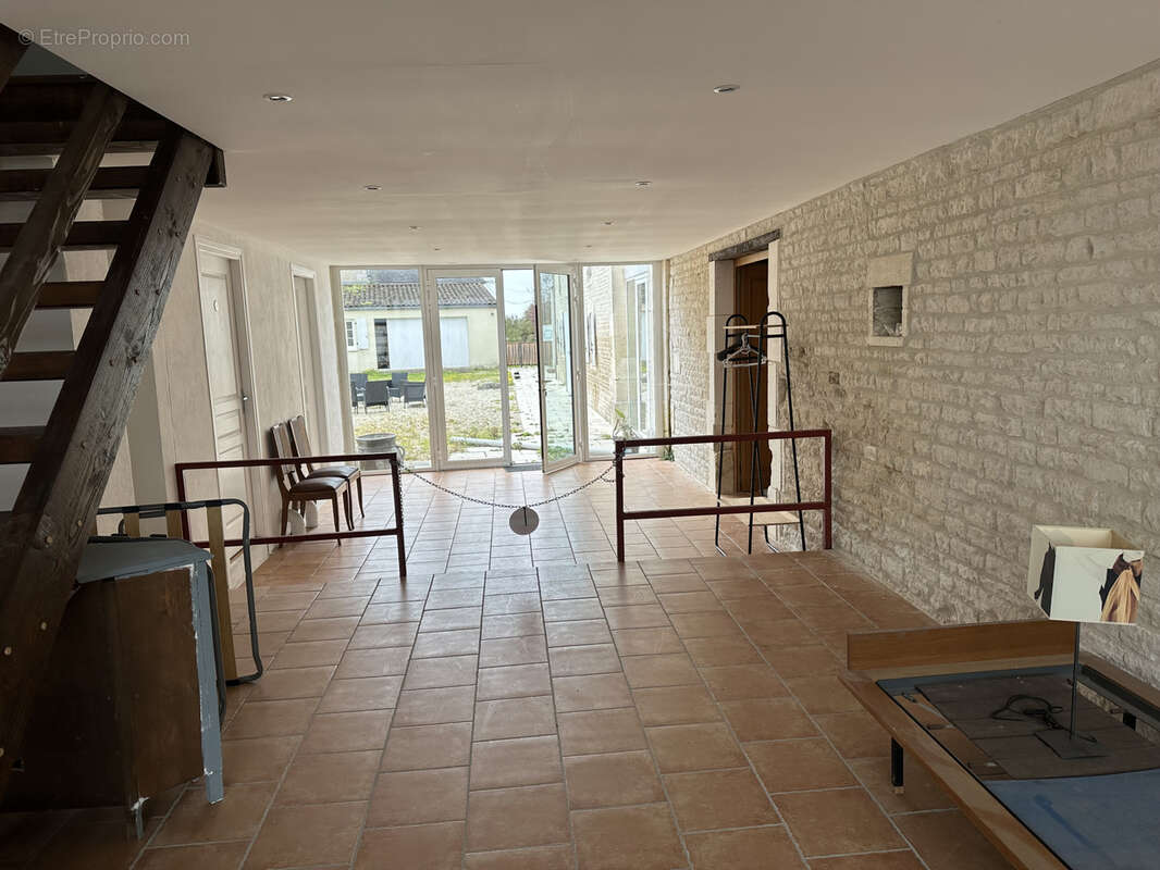 Propriété de caractère rénovée avec dépendances rénovées , Sigogne. - photo 32