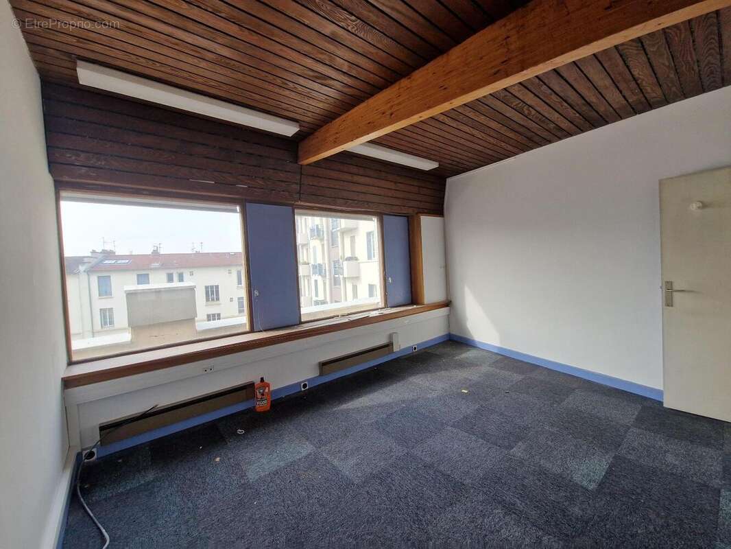   - Commerce à LYON-7E