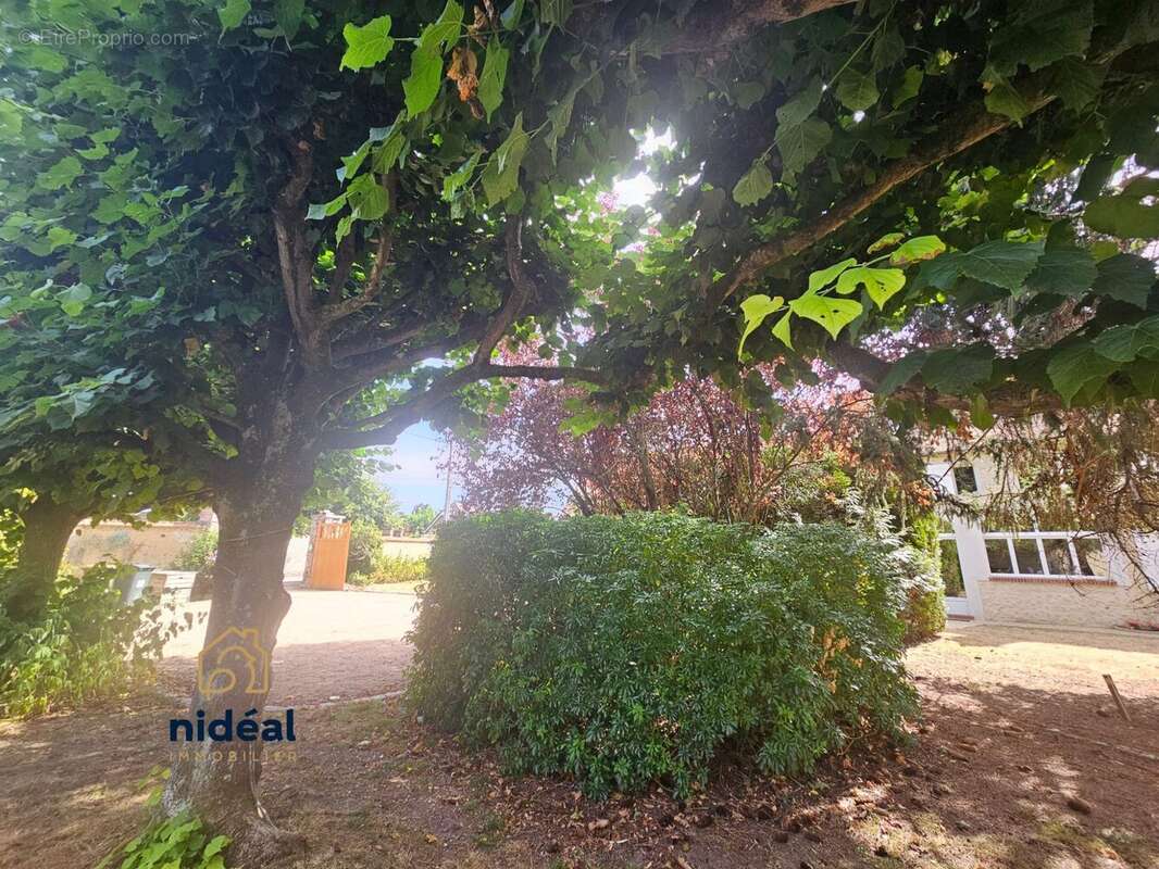 Maison 323 m² à Menilles  - photo 4