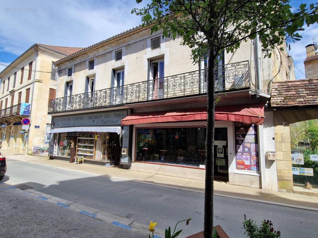 Immeuble et commerce (bache grise) - Maison à LE BUGUE