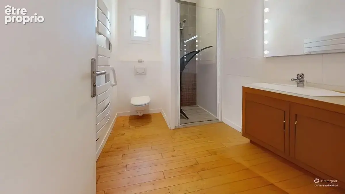 11RuedelaFontaineBathroomDefurnished