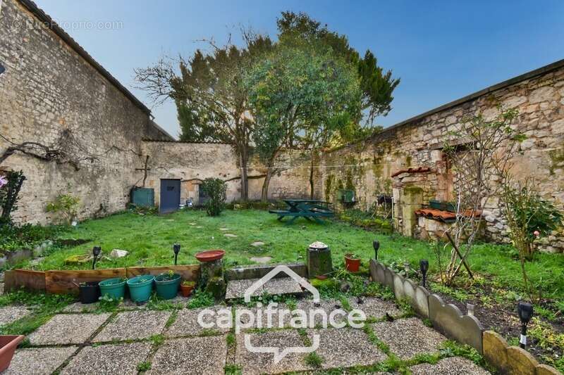 Maison à vendre 4 pièces SAINT JEAN D'ANGELY (17) avec jardin et garage - photo 5