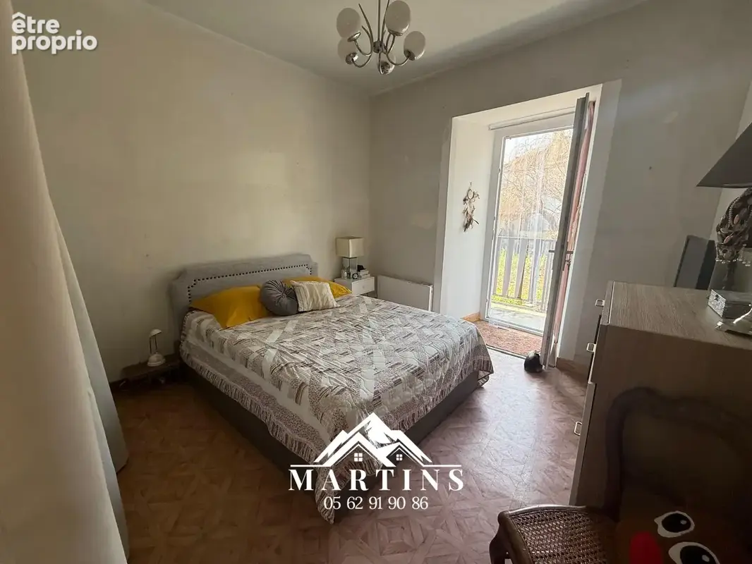 EXCLUSIVITE / ARGELES-GAZOST - Centre-ville - Maison édifiée sur 3 niveaux de 135m2 habitables + jardinet. - photo 12