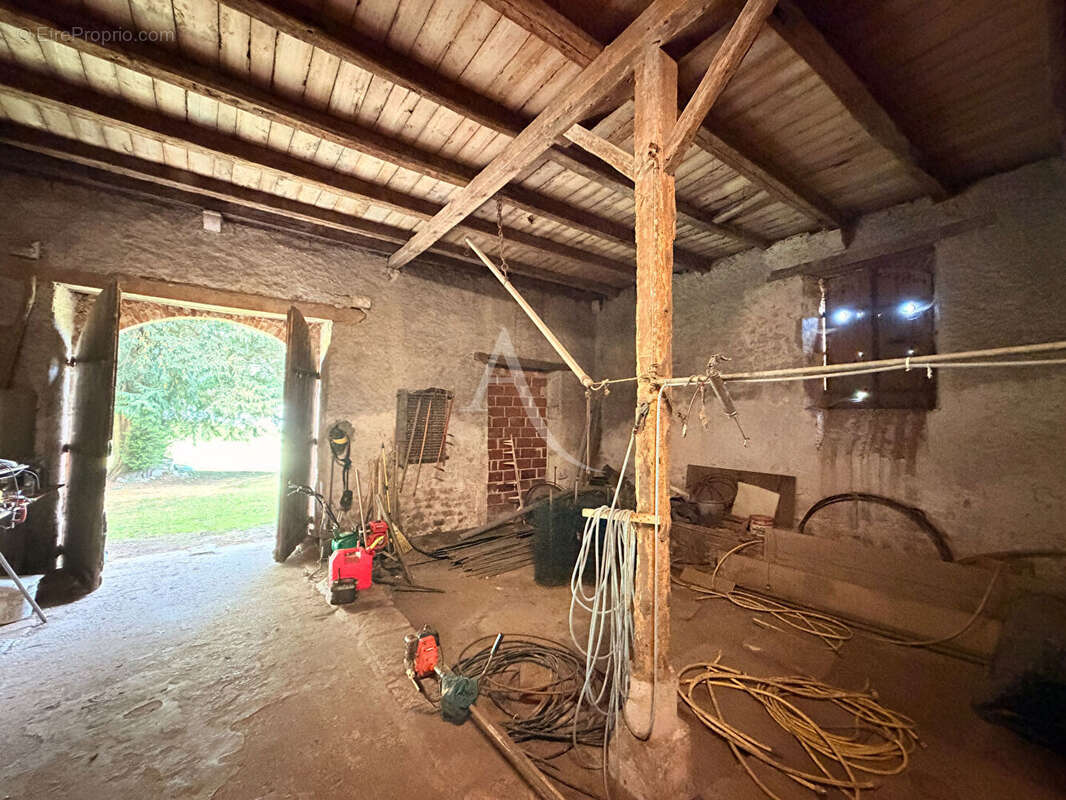 Maison  en pierre de194 m2 et granges - photo 11