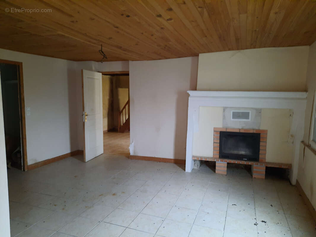 Maison à LA ROCHE-CHALAIS