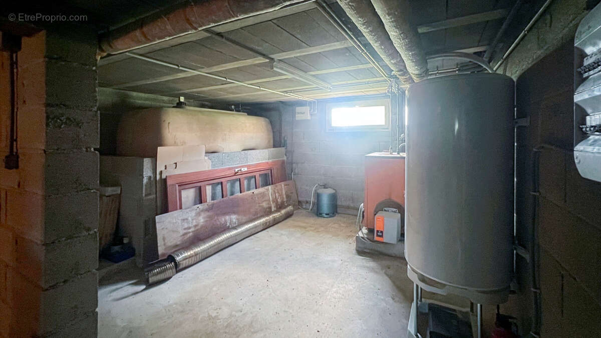 Maison rénovée avec potentiel de suite parentale, grand terrain et sous-sol total   Rare sur le secteur - photo 9