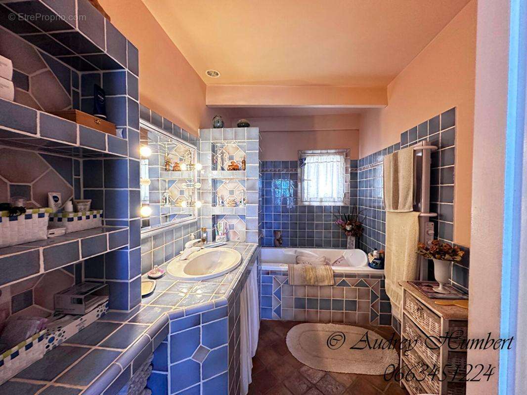 EXCLU, proche FORCALQUIER, Belle MAISON DE VILLAGE de 126 m²  avec terrasses, jardin et cour - photo 18