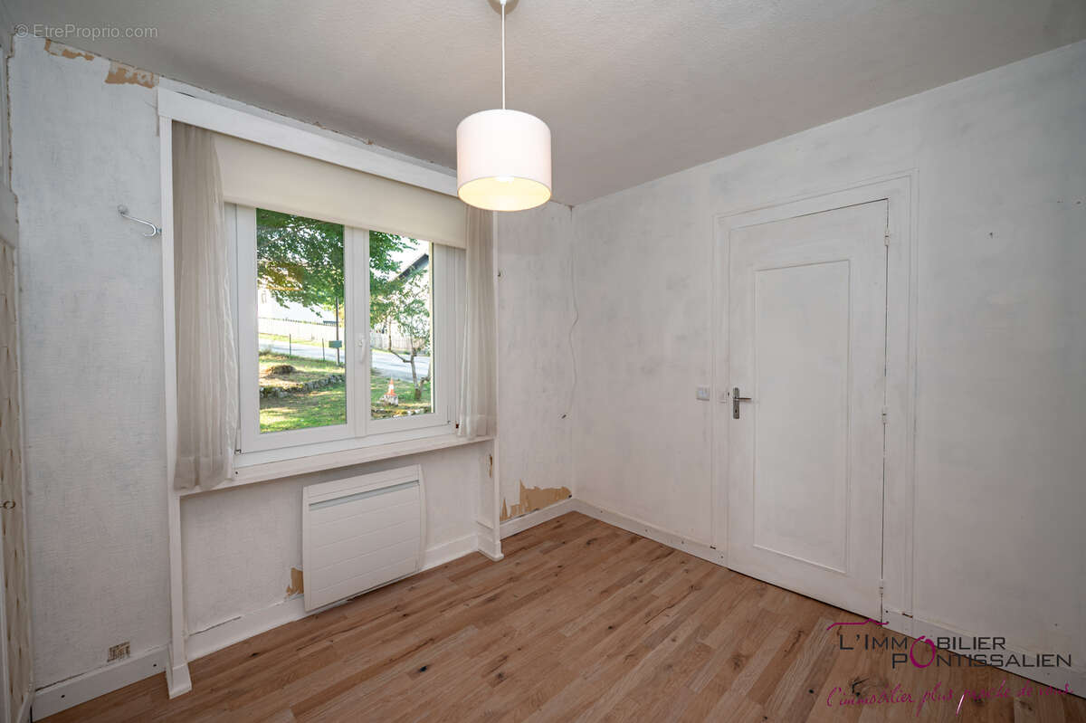 Maison LONGEVILLES-MONT-D' OR SUR 953 M2 de terrain arboré. - photo 5