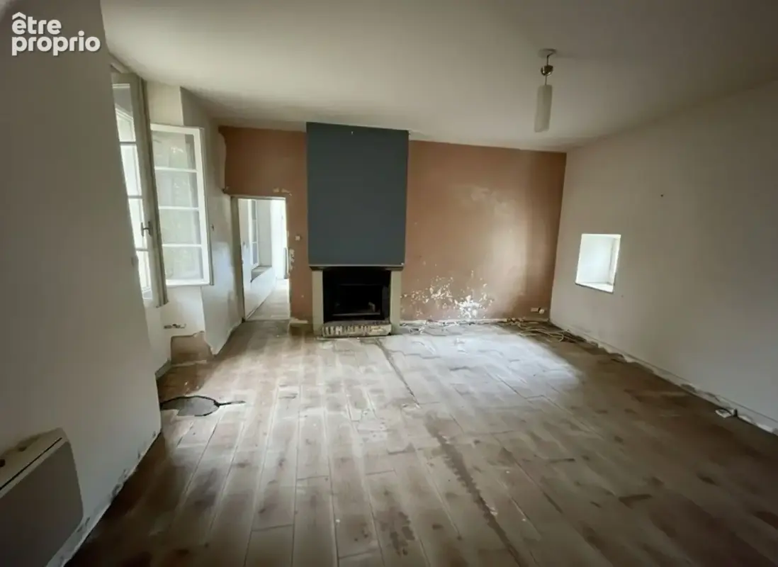 Dans un village avec bar/resto, maison à rénover, beau potential, gros travaux déjà effectué - photo 6