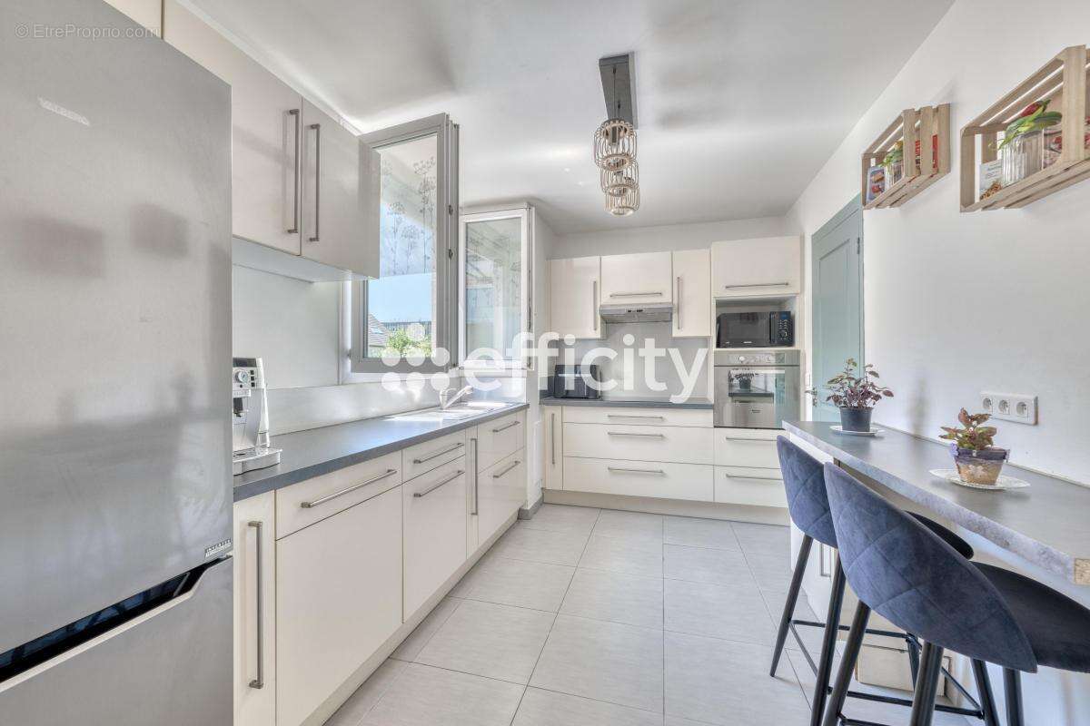 Appartement à SAULX-LES-CHARTREUX