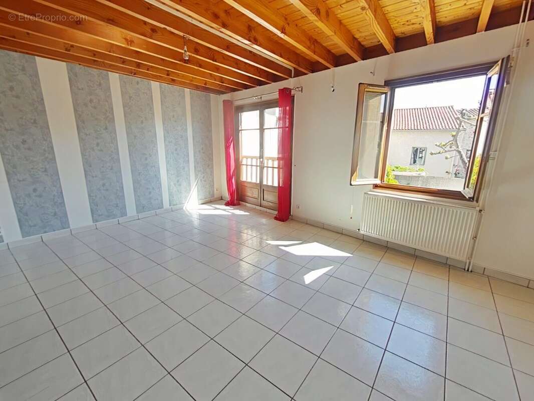 Appartement à SAINT-JUST-SAINT-RAMBERT