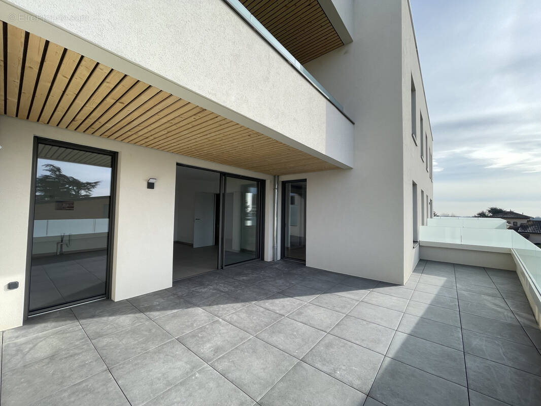 Appartement à LA TOUR-DE-SALVAGNY