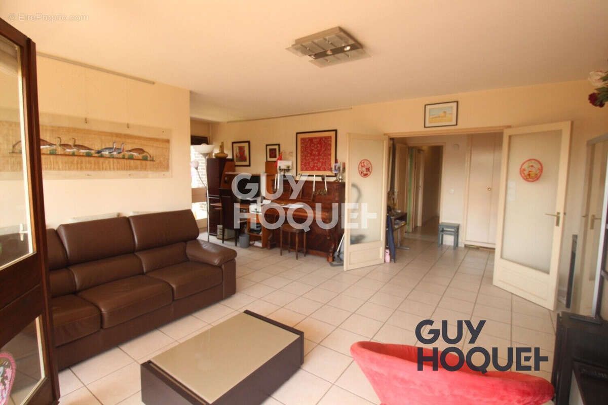 Appartement 5 pièces ? Résidence recherchée avec parking et cave  Découvrez ce bel appartement de 5 pièces, situé au sein d'une  - photo 2