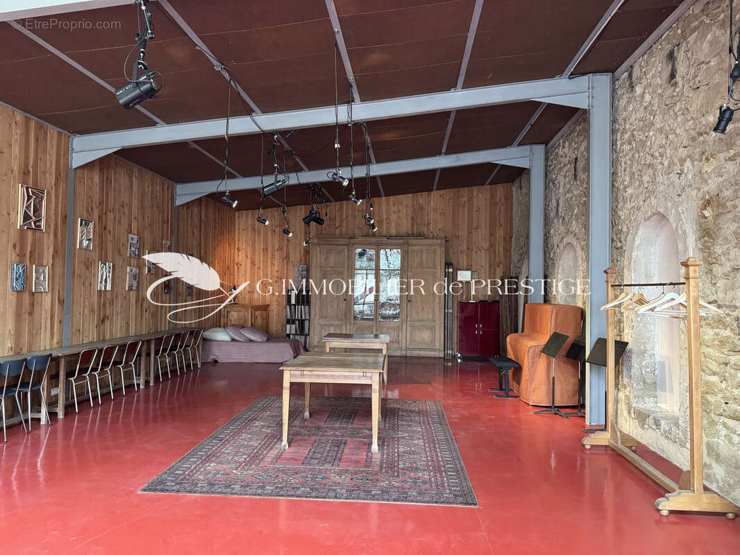 Maison à ENTRAIGUES-SUR-LA-SORGUE