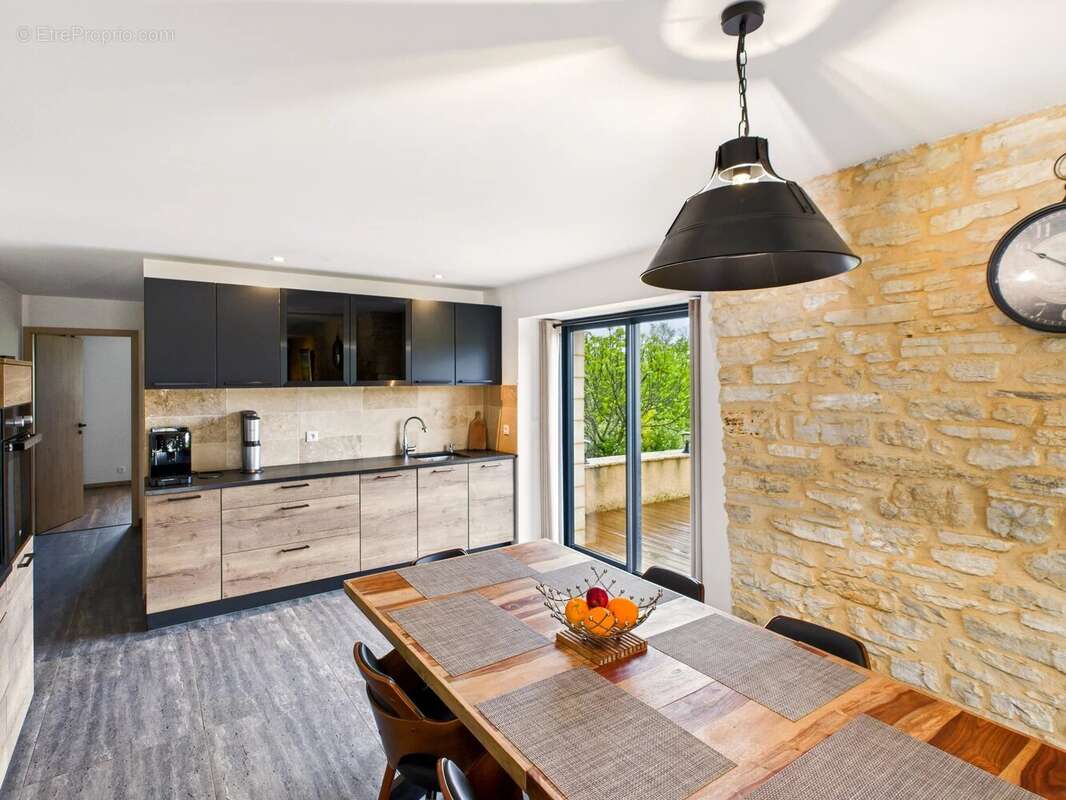 Propriété de caractère avec 10 hectares, piscine et grande grange en Dordogne - photo 8