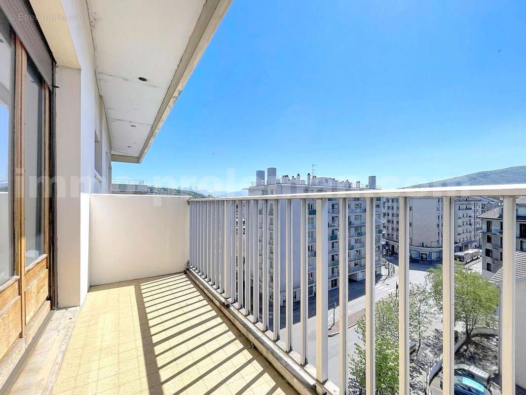 Appartement_T4_Annemasse_transformé_en_T3_Proche_Genève_Ceva_tram_Suisse_investissement_hyper_centre_Séjour_entrée_cuisine_balcon_chambre_1_terrasse - Appartement à ANNEMASSE