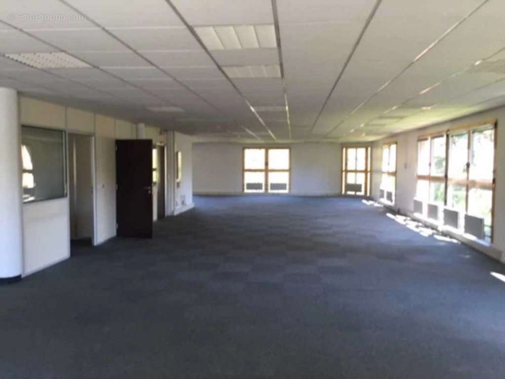 Commerce à MONTIGNY-LE-BRETONNEUX