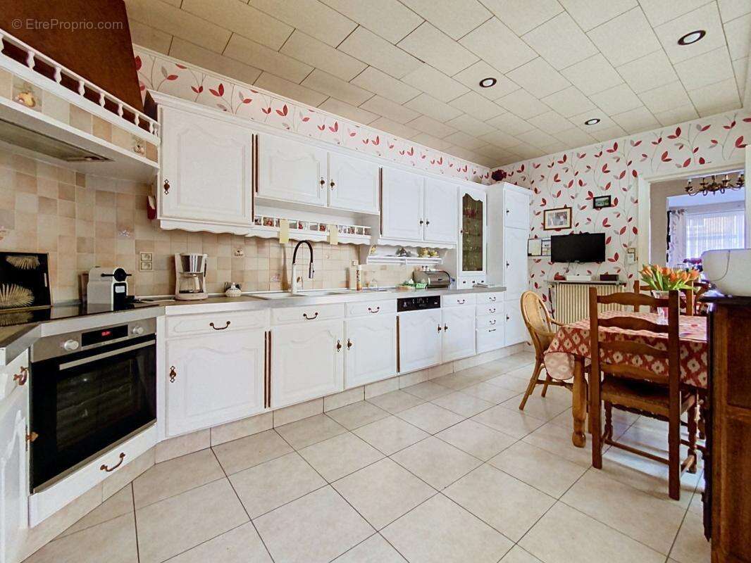 Large maison ancienne avec hangar de 240m² - photo 4