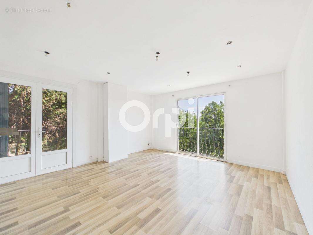 Opportunité à saisir ! appartement à rafraichir - t2bis - terrasse + cave + stationnement privatif + jardin - photo 3
