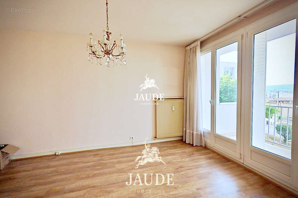 Appartement T4 de 87 m2 avec balcon, cave et garage   Clermont-Ferrand - photo 4