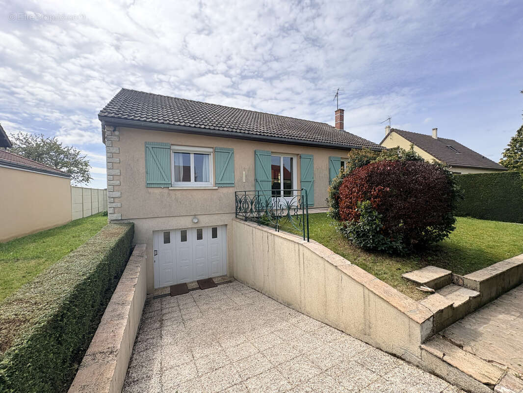 Maison à FONTAINE-LA-GUYON