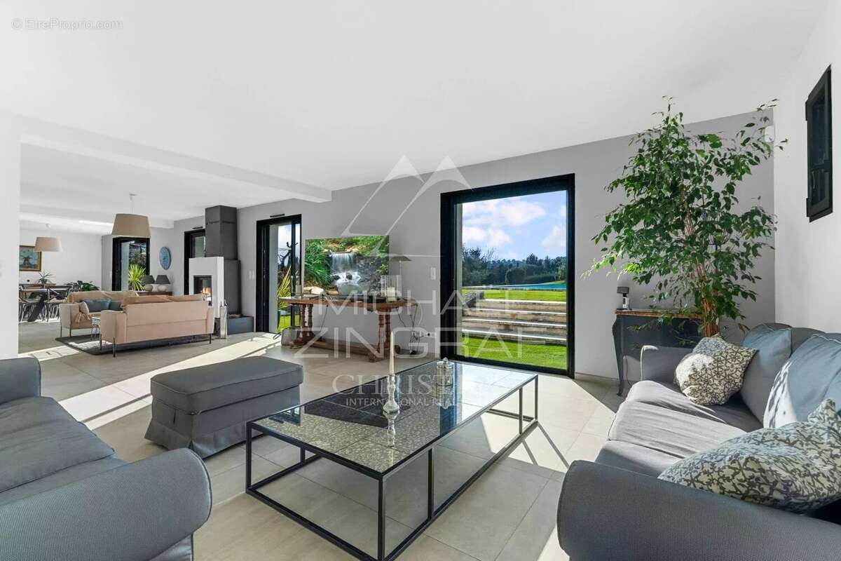 Maison à CHATEAUNEUF-GRASSE