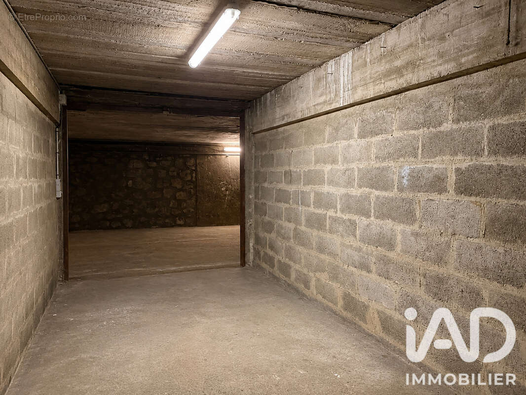Parking 15 m² à Paris-11e  - photo 2
