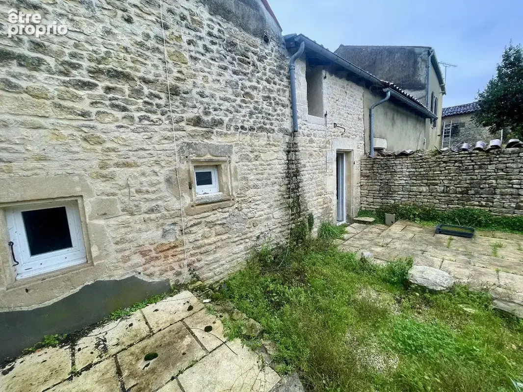 Dans un village avec bar/resto, maison à rénover, beau potential, gros travaux déjà effectué - photo 9