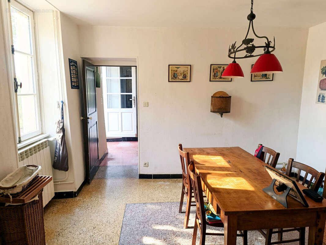 Maison familiale de caractère avec piscine et de nombreuses dépendances - photo 11
