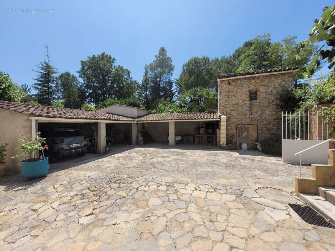 Maison à SAINT-JULIEN-LES-ROSIERS