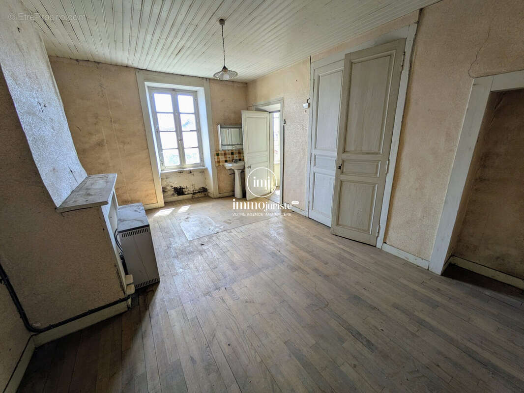 Maison 109 m² à Saint-Victurnien  - photo 8