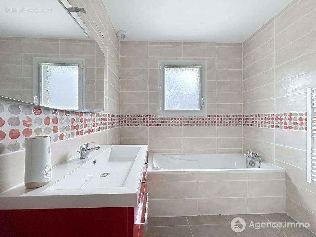 Maison récente de 5 pièces de 133 m² à Saint-Denis-de l'Hôtel - photo 14