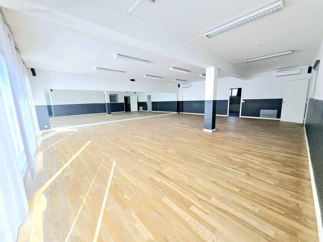 Commerce à SIX-FOURS-LES-PLAGES