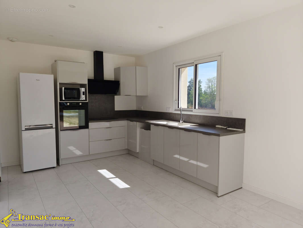 À Bulhon, villa neuve type F4 (RE2020 : construction 2024) avec garage et terrain clôturé. - photo 2