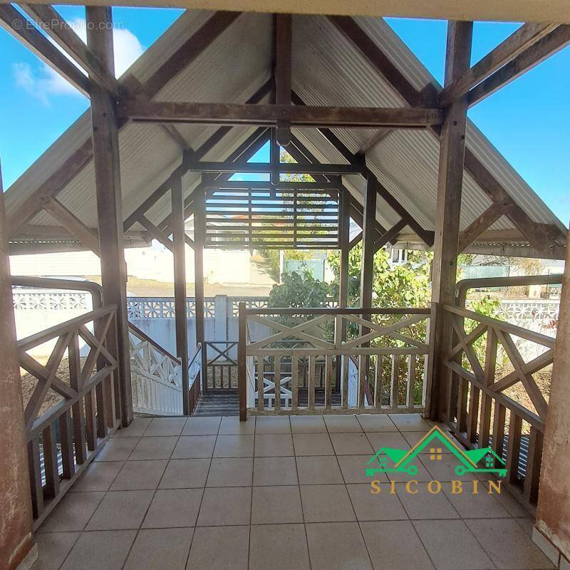 Appartement à REMIRE-MONTJOLY