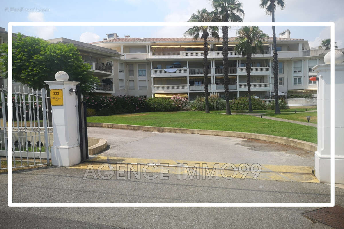 Parking à VALLAURIS