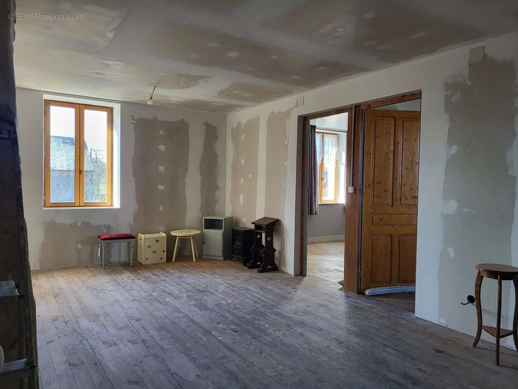 Maison à SAINT-PRIEST-LA-PLAINE