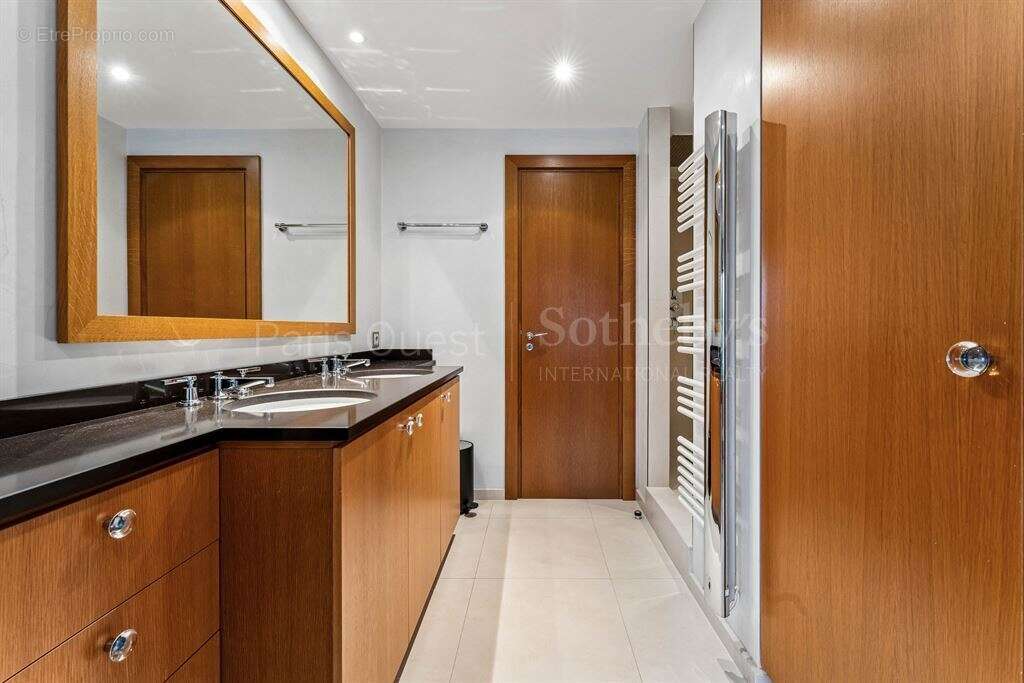 Appartement à PARIS-16E