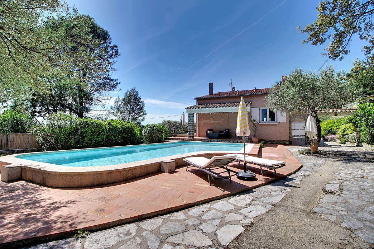 A VENDRE à LORGUES ! Maison de type T6 pièces  de 144 m² + piscine + garage sur un terrain de 1692m² - photo 19