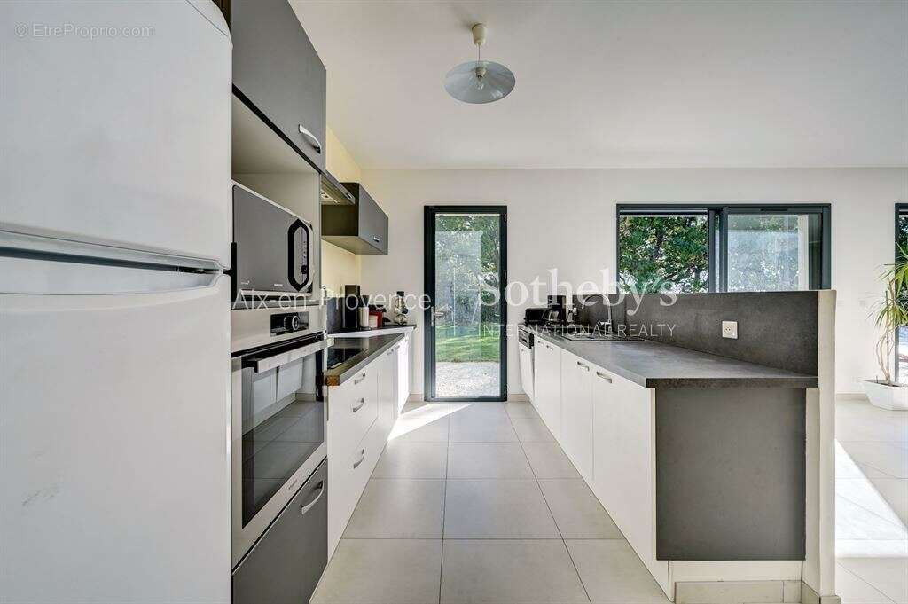 Maison familiale 200 m² sur 2100 m² à vendre à l'ouest d'Aix-en-Provence - photo 5