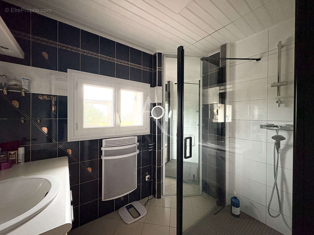 Maison 7 pièces - 5 chambres - NALLIERS - photo 6