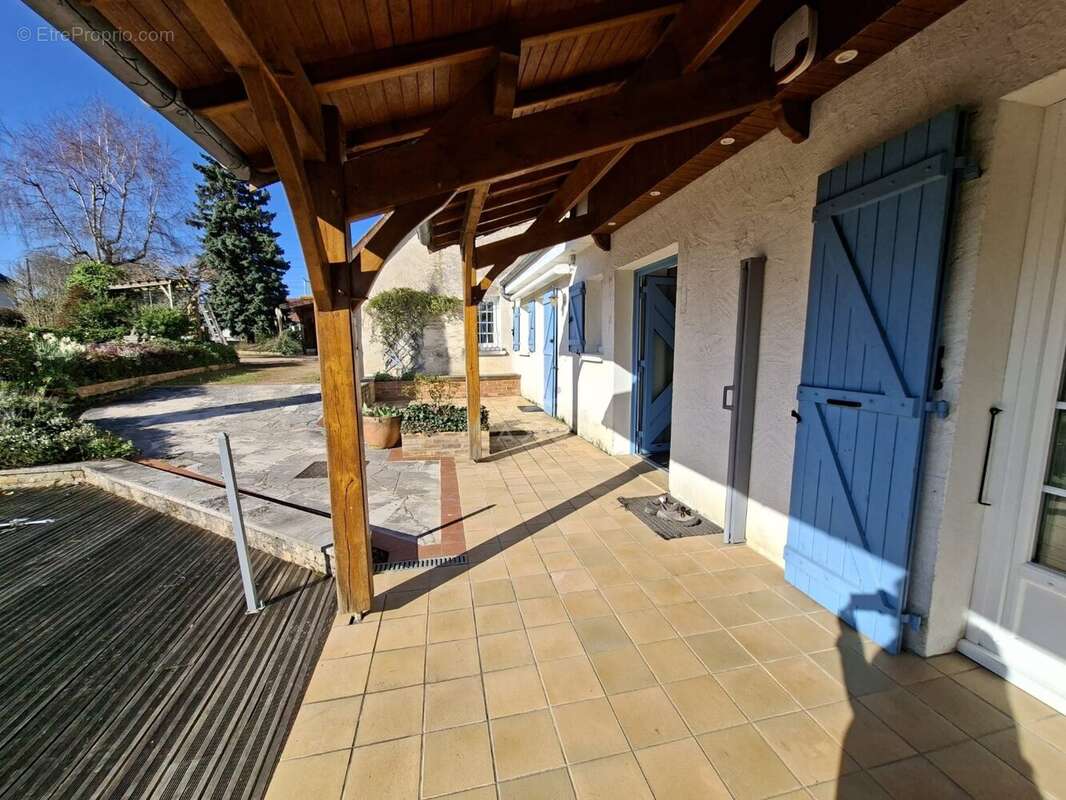 Rare sur le marché, cette belle longère de caractère de 168 m2 habitables, implatntée sur un beau terrain de 1126 m2 avec piscin - photo 5