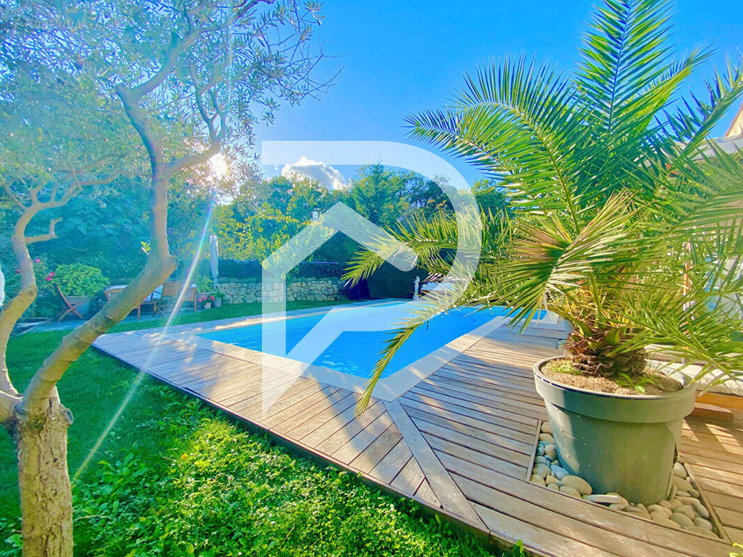 Maison à LE PUY-SAINTE-REPARADE