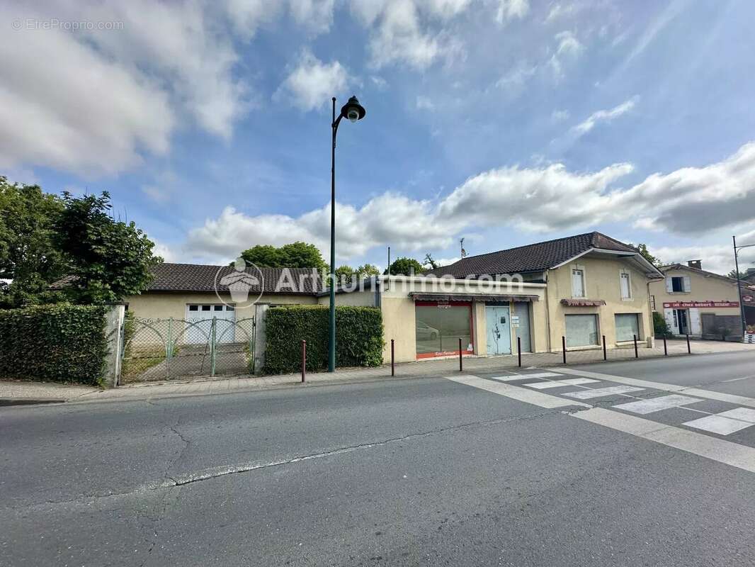 Ensemble immobilier avec local commercial, habitation et garages – Idéal investisseur - photo 2