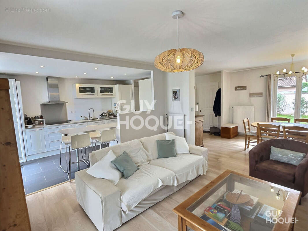 Maison familiale 5 pièces avec piscine à Saint Bonnet de Mure - 479 000 - photo 2