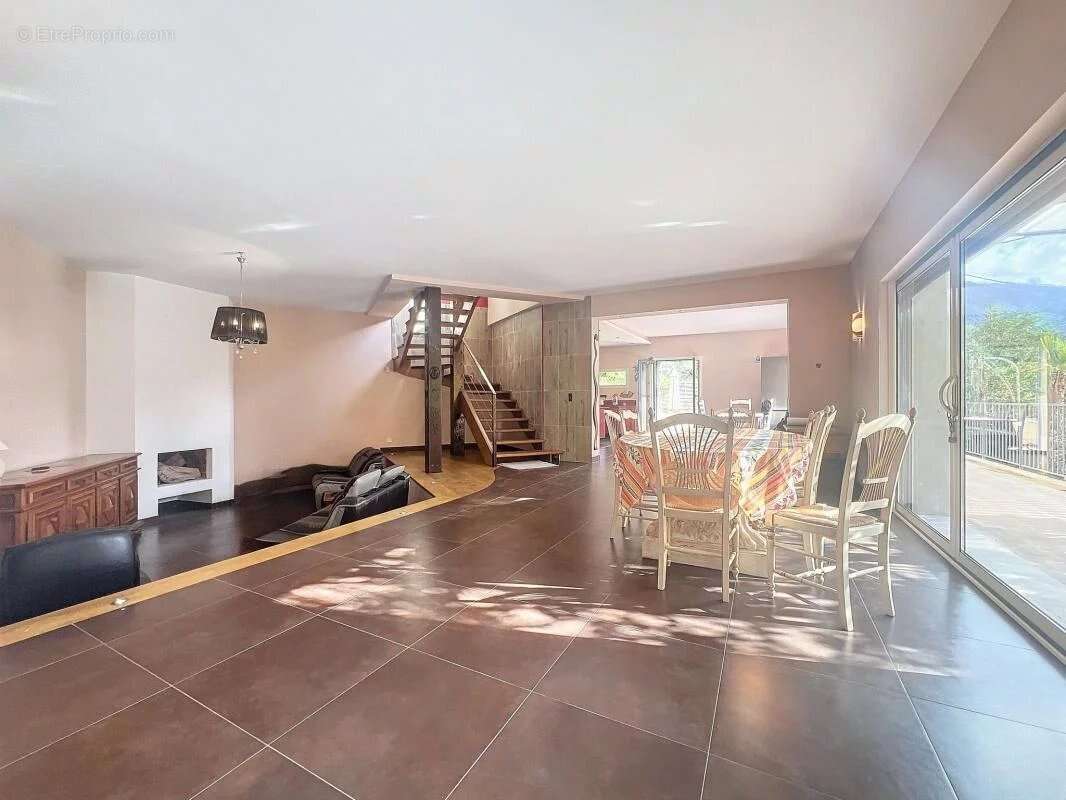 Menton, propriété de 250 m2 avec 2 000 m2 de terrain et piscine - photo 4