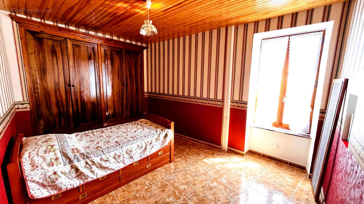 Maison à MONTOULIERS