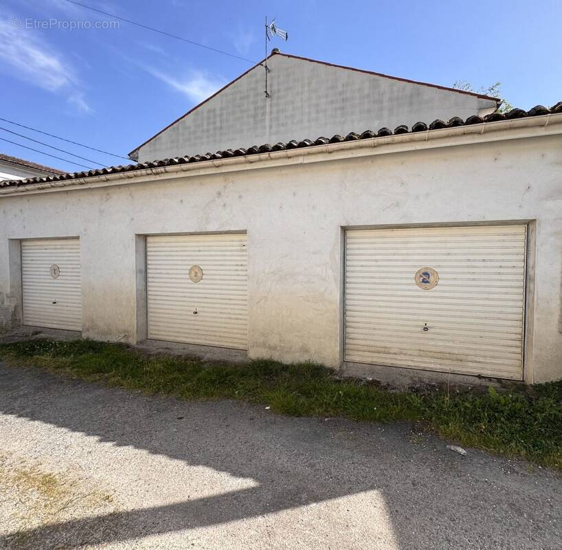 Parking à SAINTES