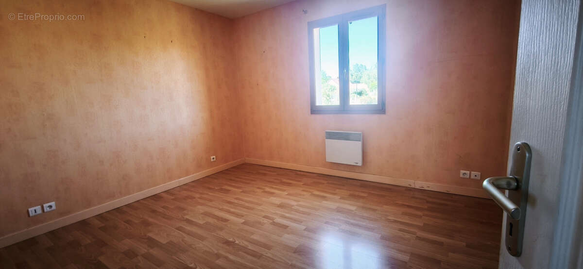 Maison familiale de 176 m2 avec appartement indépendant   6 chambres   Terrain clos de 900 m2 - photo 11